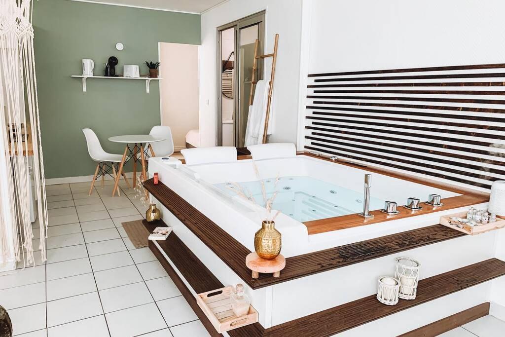 Nuit D'Exception - Loft Avec Jacuzzi Apartment Bordeaux Luaran gambar